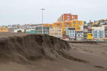 El fuerte oleaje rebana la arena de Melenara/Antonio Rico.